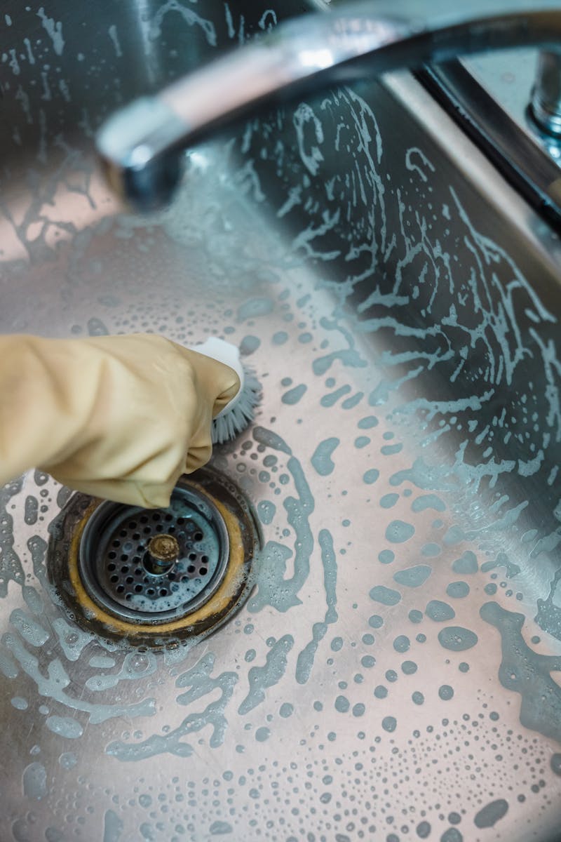 A mixture of toothpaste and vinegar will help you clean the kitchen sink and bathroom sink perfectly.