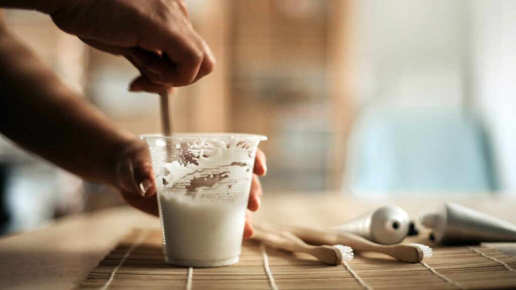 Toothpaste in conjunction with vinegar can become an unexpected household helper.