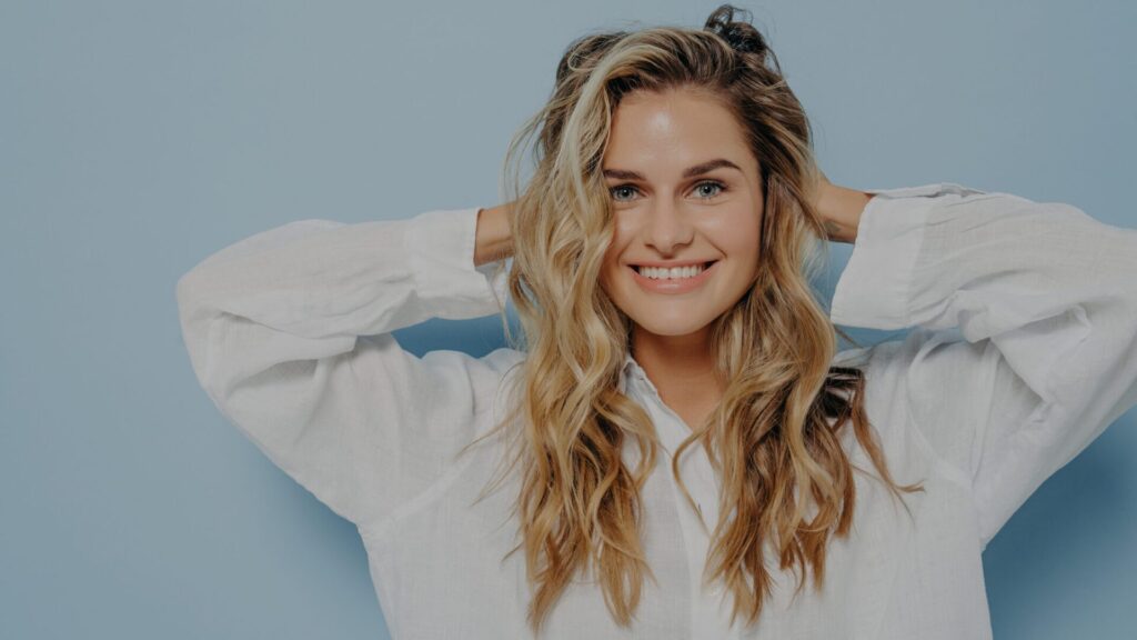 Wavy hair is a dream of many women.