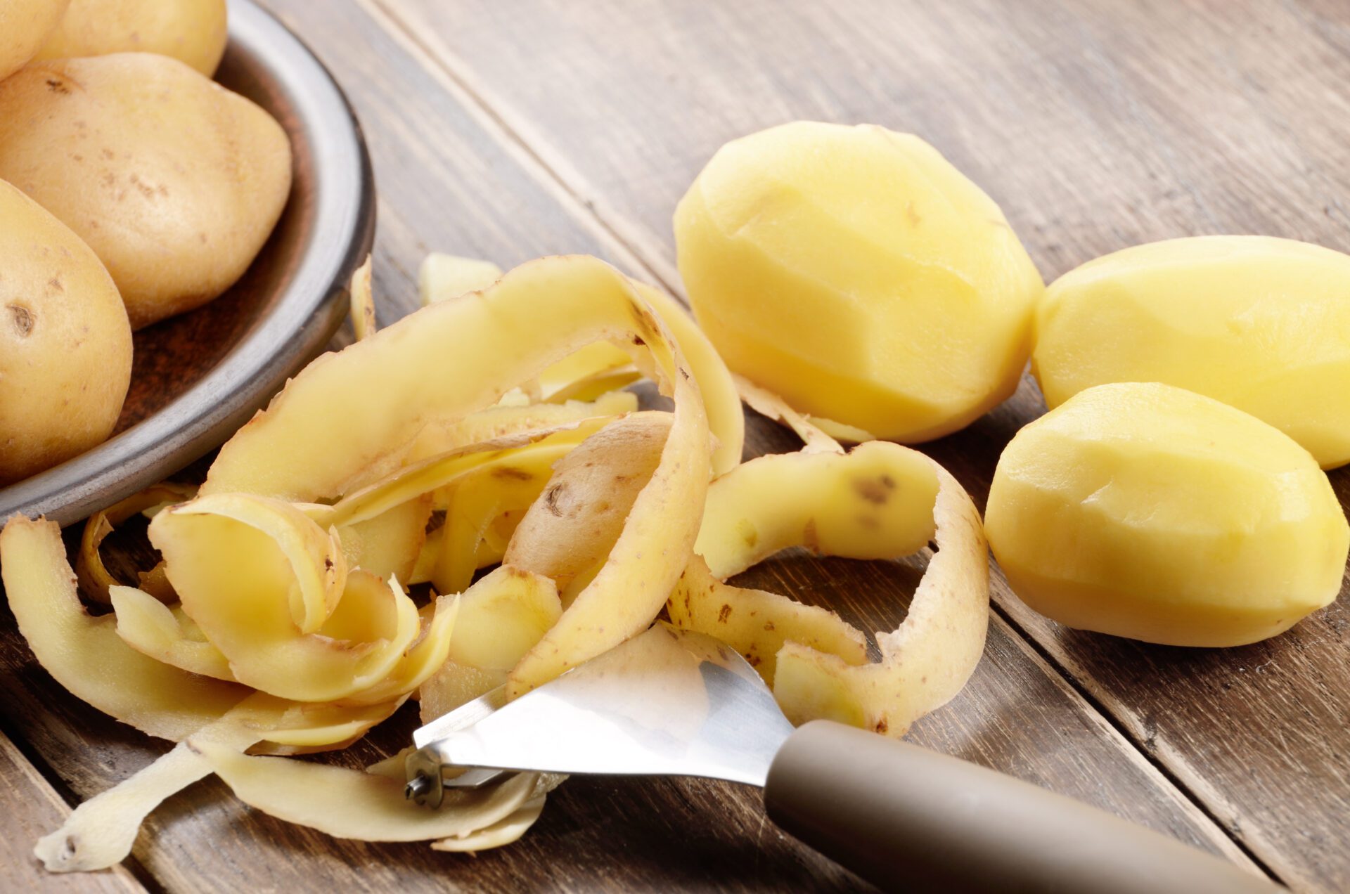 Potatoes are rich in starch, potassium and phosphorus. These nutrients support the growth and inflorescence of the muscadines.