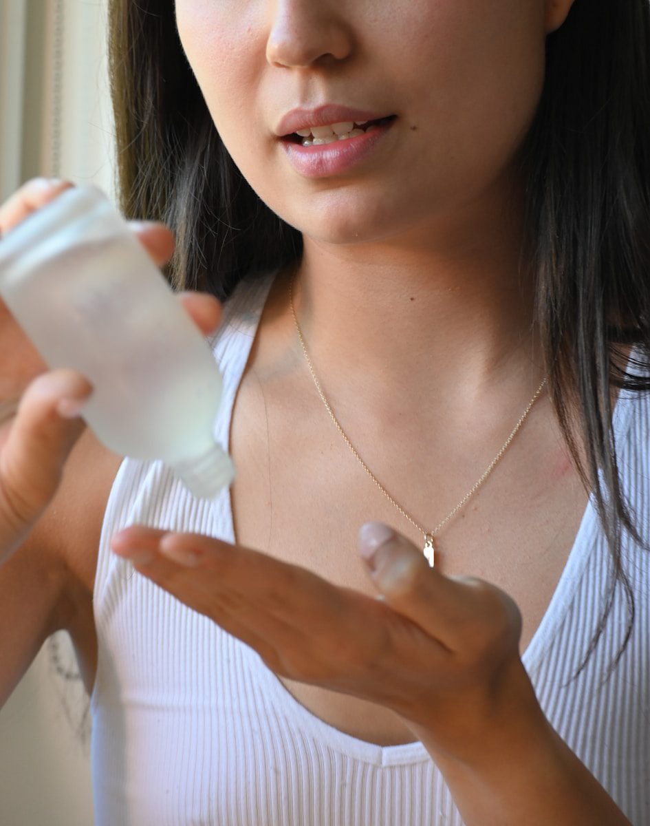 Women often take care of the face, but unfortunately forget about the equally sensitive décolleté.