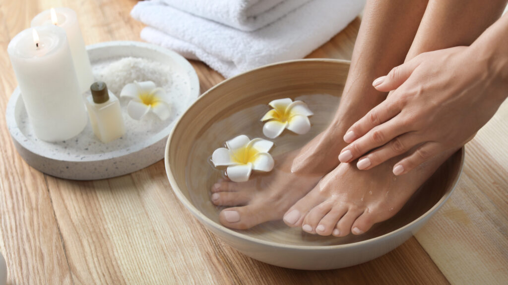 It is very easy to prepare a foot bath from warm water and apple cider vinegar.