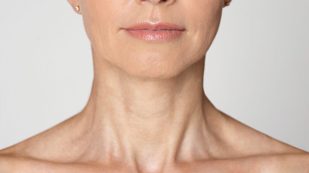 Women often take care of the face, but unfortunately forget about the equally sensitive décolleté.