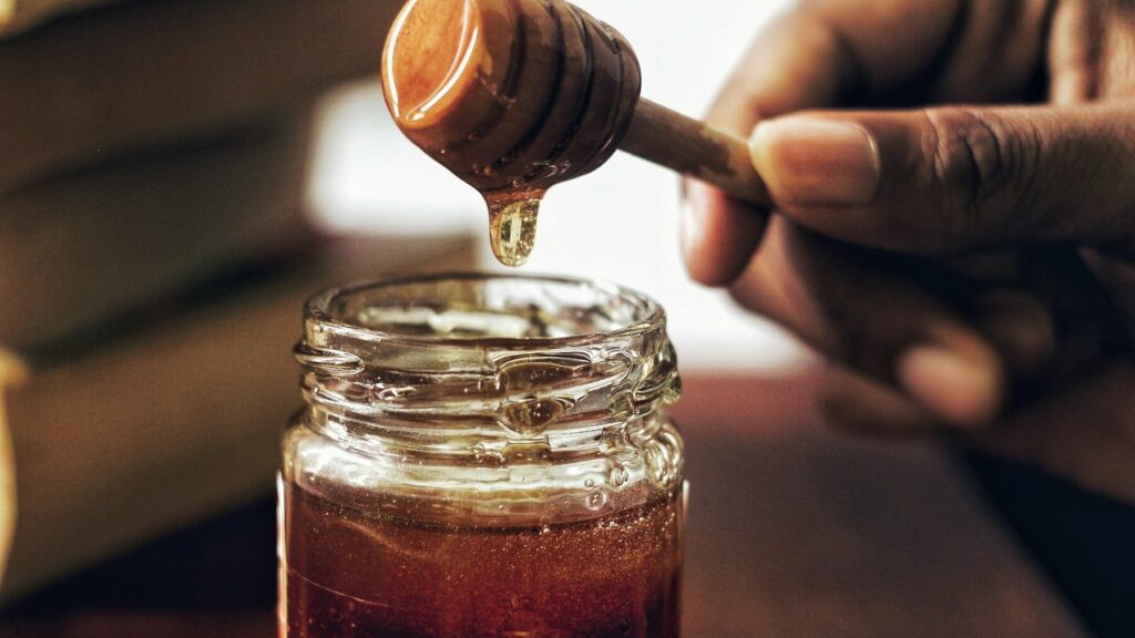 Many people live in the belief that honey is healthy. But in reality, eating honey has its risks.