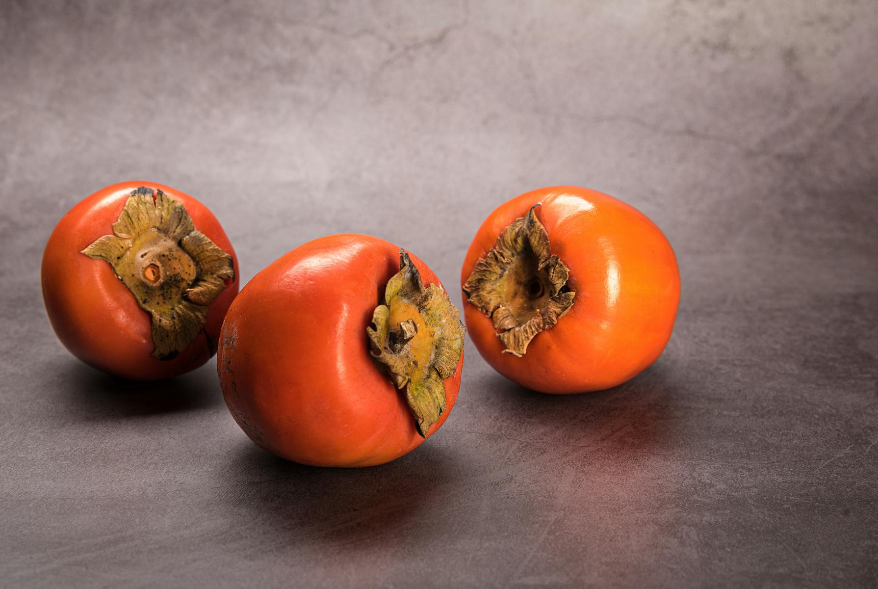 Kaki contains fibre, vitamins, minerals and anti-inflammatory and antioxidant substances.