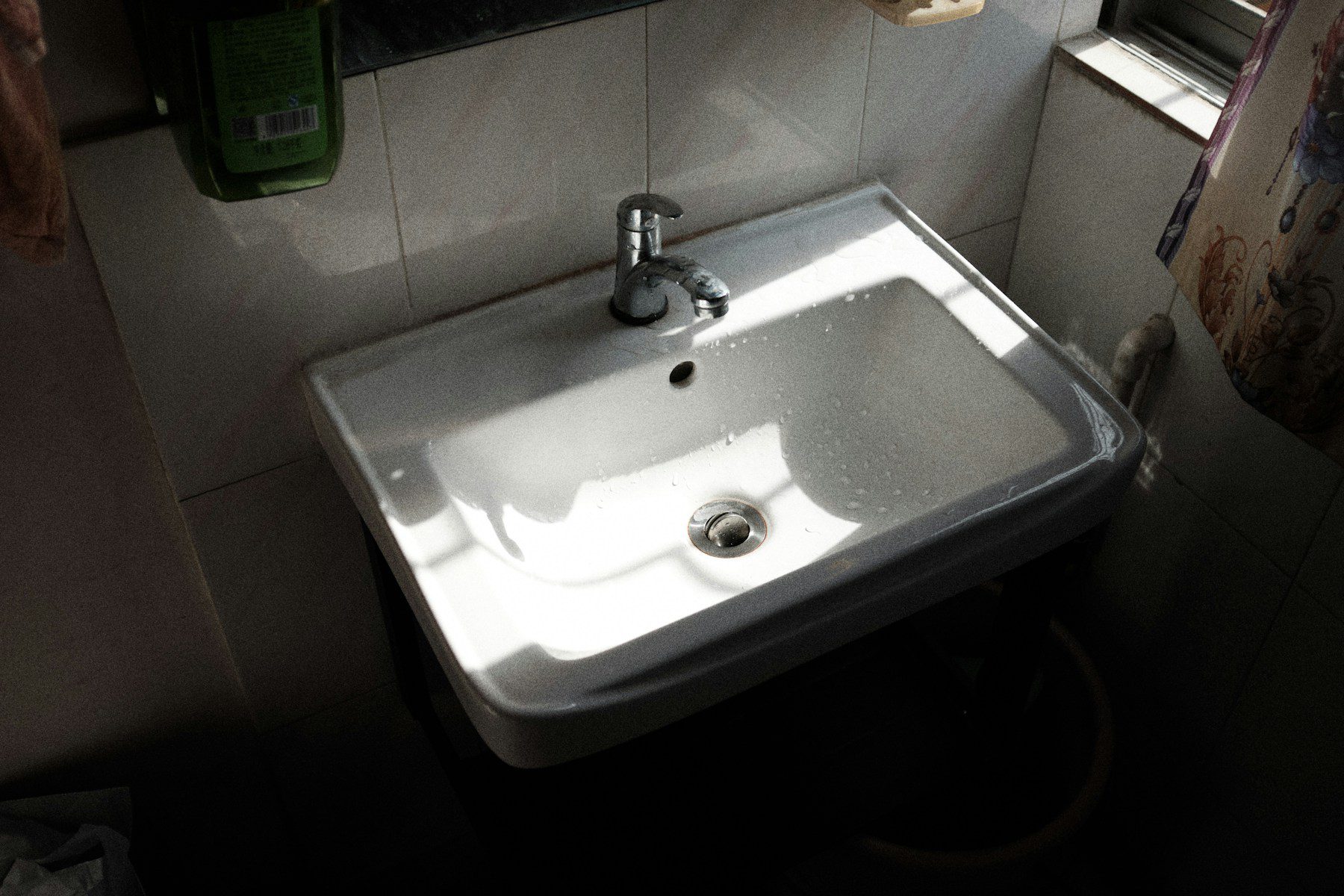 The overflow hole must be cleaned regularly. It is not difficult.