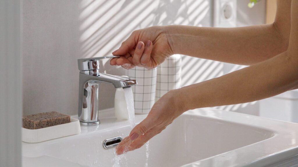 When washing the sink, it is also important to think about the top drain, which is often neglected and can become smelly.