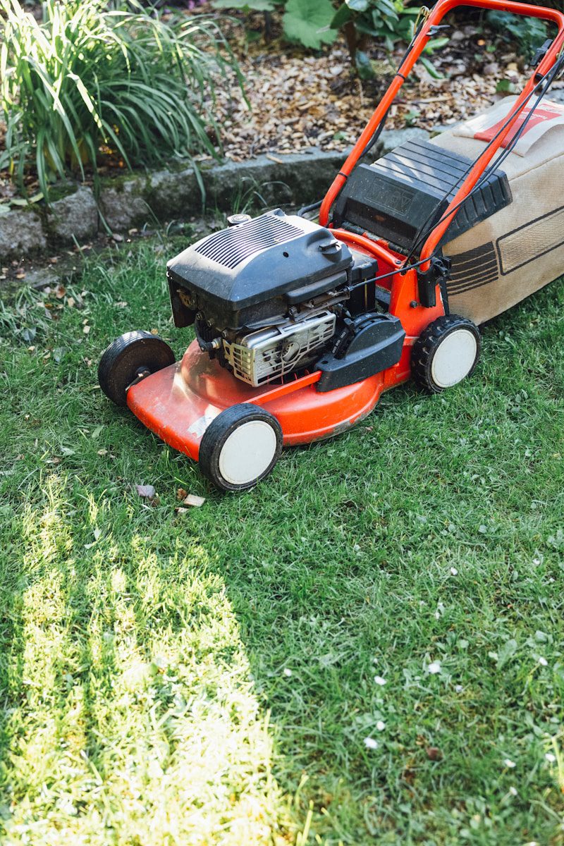 When mowing the lawn, even a simple PET bottle can help you adjust the blade height under the mower
