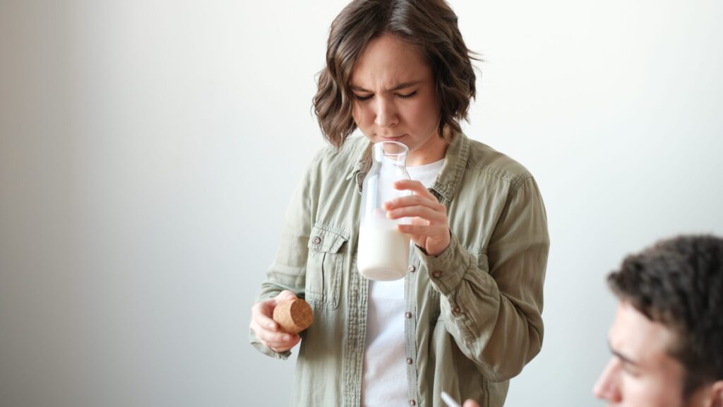 Spoiled milk is considered waste by most people. But in fact, it can still be used in very interesting ways.