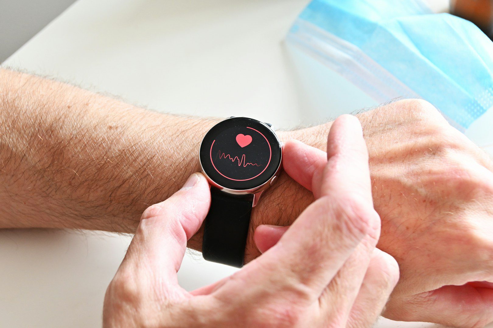 If you want to keep track of your health, it's a good idea to monitor your heart rate with a smartwatch, for example.