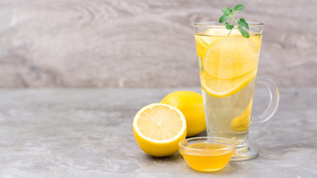 Water with lemon and honey has beneficial effects on the skin.