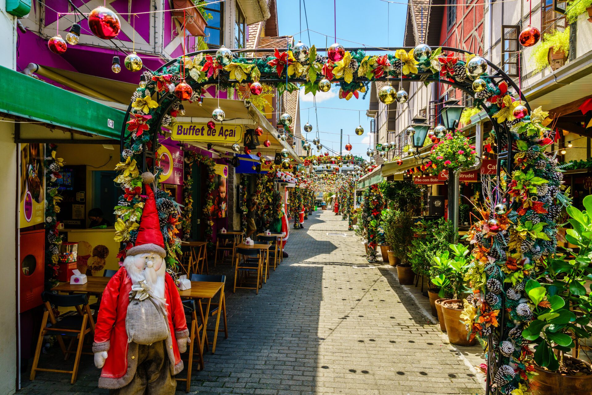 Christmas markets in Brazil are in the spirit of summer and colour.