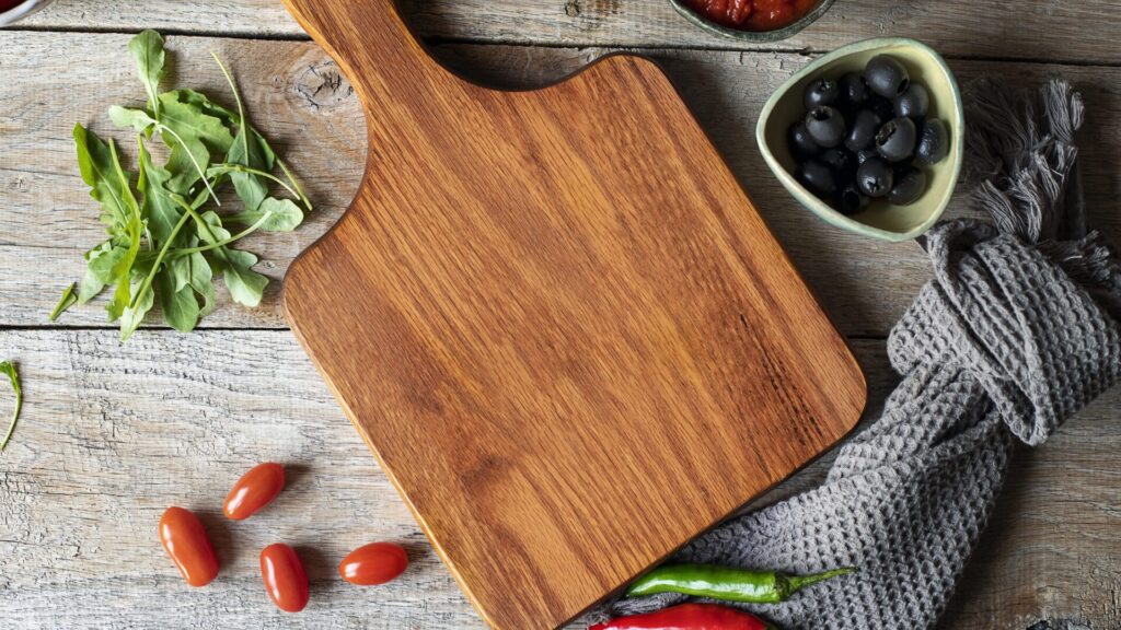 We all use a wooden cutting board in the kitchen. But do you know how to clean it properly?