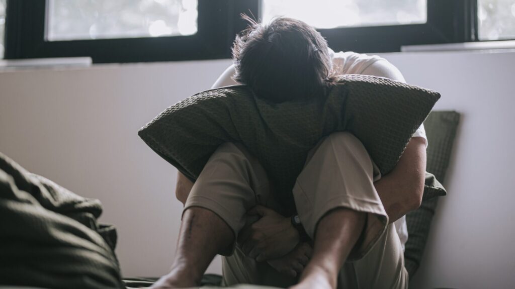 Some men find it hard to show emotion. And this is often both in society and in private. Social prejudice is to blame.