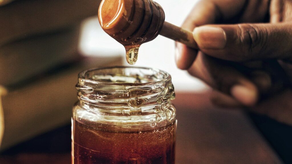 We call golden honey a mixture of turmeric and honey, which has many positive benefits for the body.
