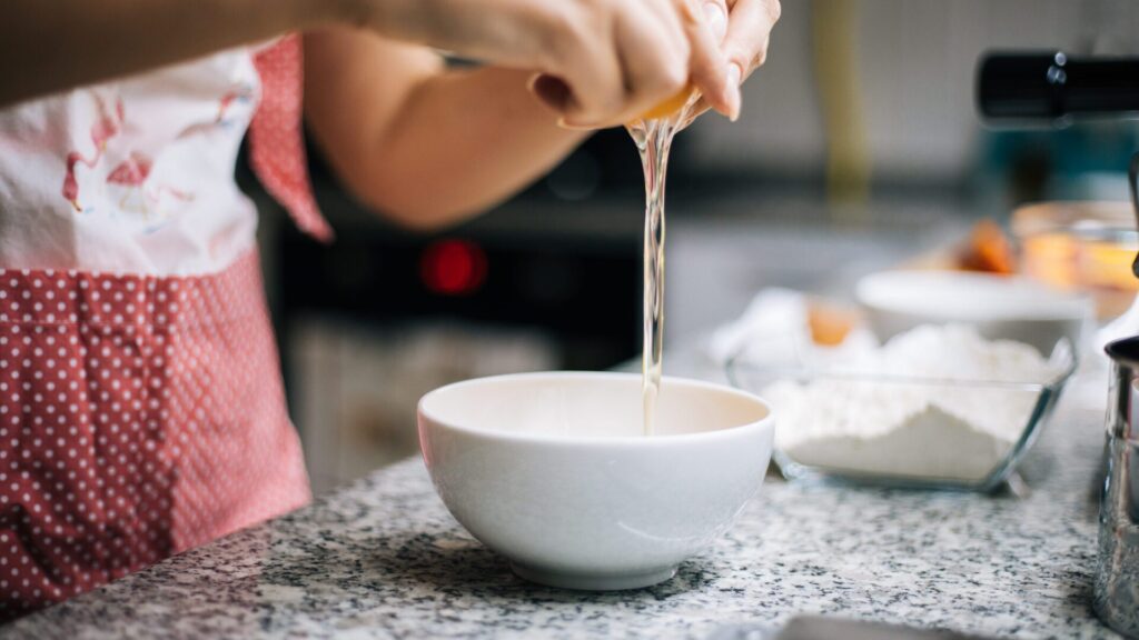 In the kitchen, we often use only the yolks of the eggs, the whites remain in the fridge. However, they can be used to make many other dishes.