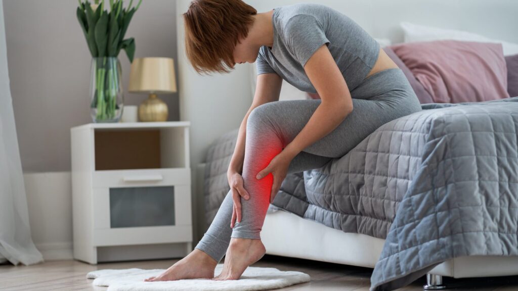 Cramps can plague a person throughout the year. However, they often appear much more often in winter. Experts are clear about why this happens.