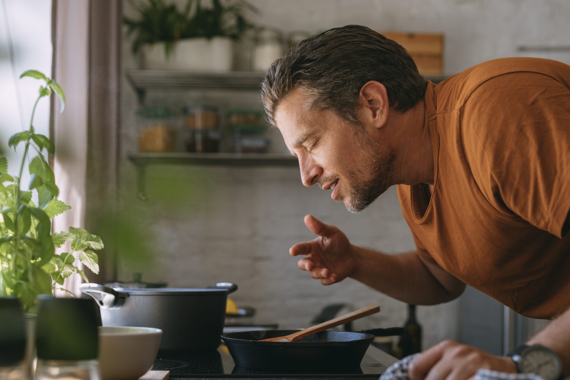 Strong food smells often do not encourage overeating. Surprisingly, it's often the other way around.