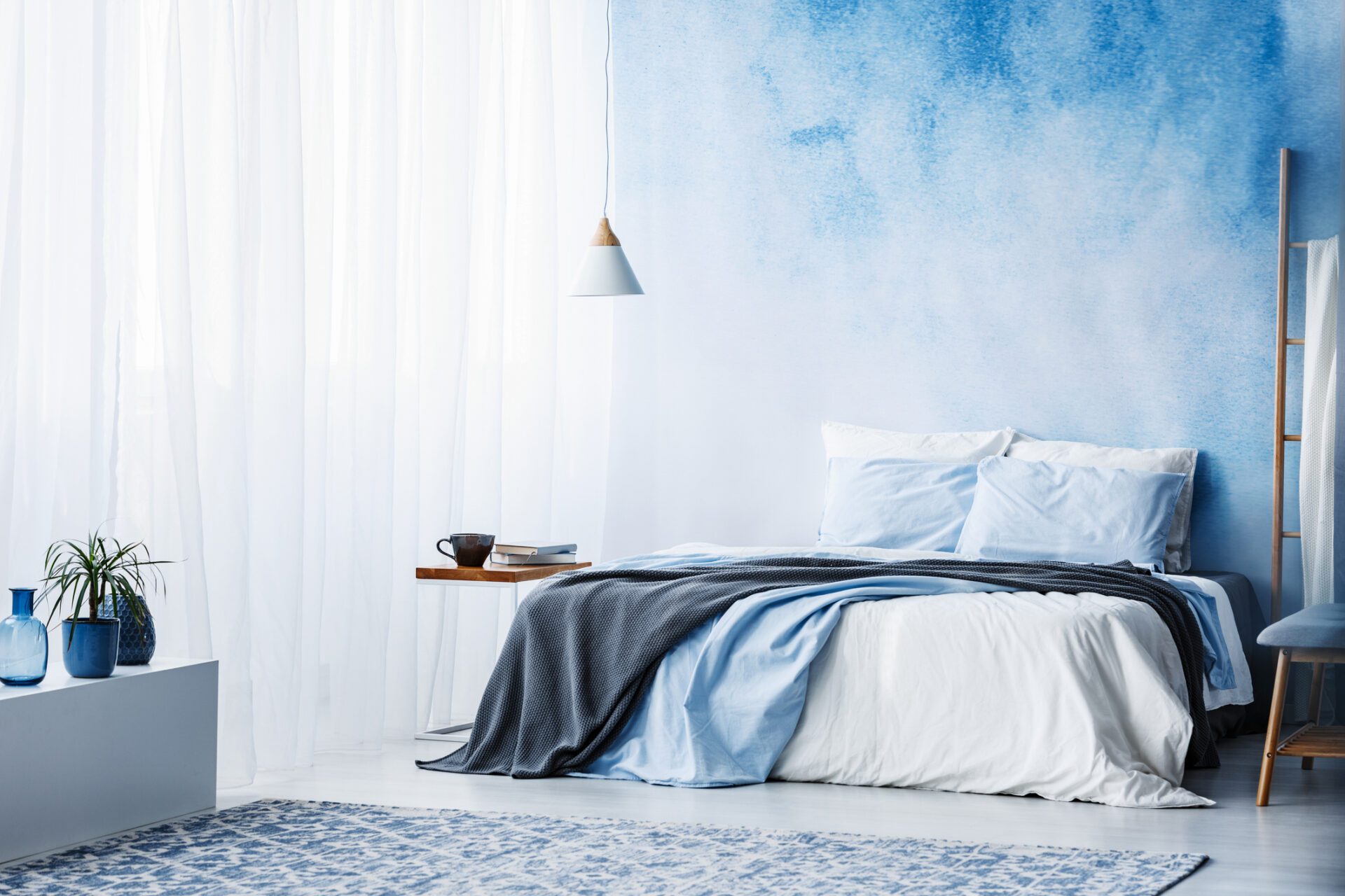Light blue bedroom tones are recommended for 2026. You can match your relaxation room this way too.