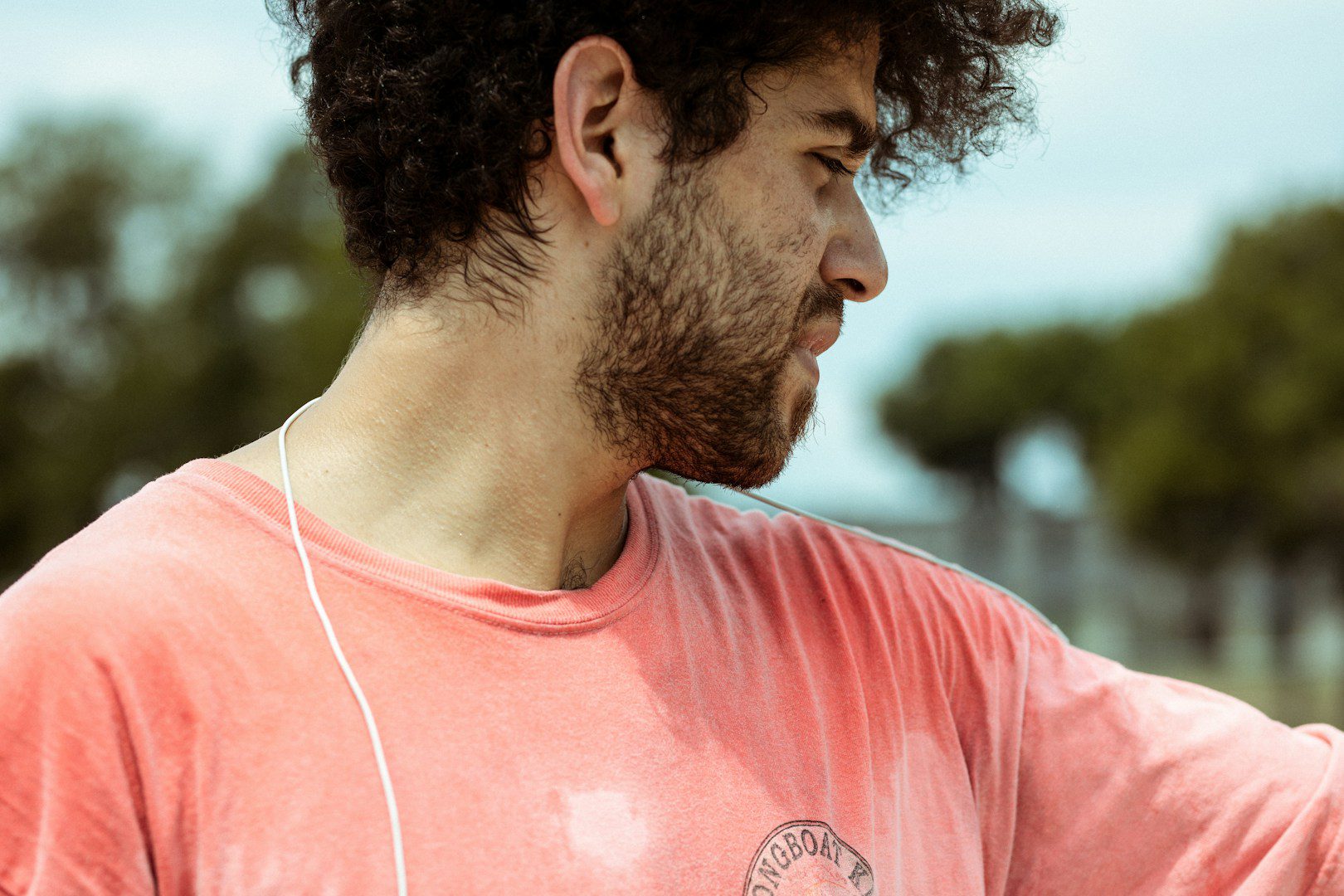 Whether you sweat during sports, from sleeping or simply because your home is warm, the smell of sweat can reveal a lot about your physical condition.