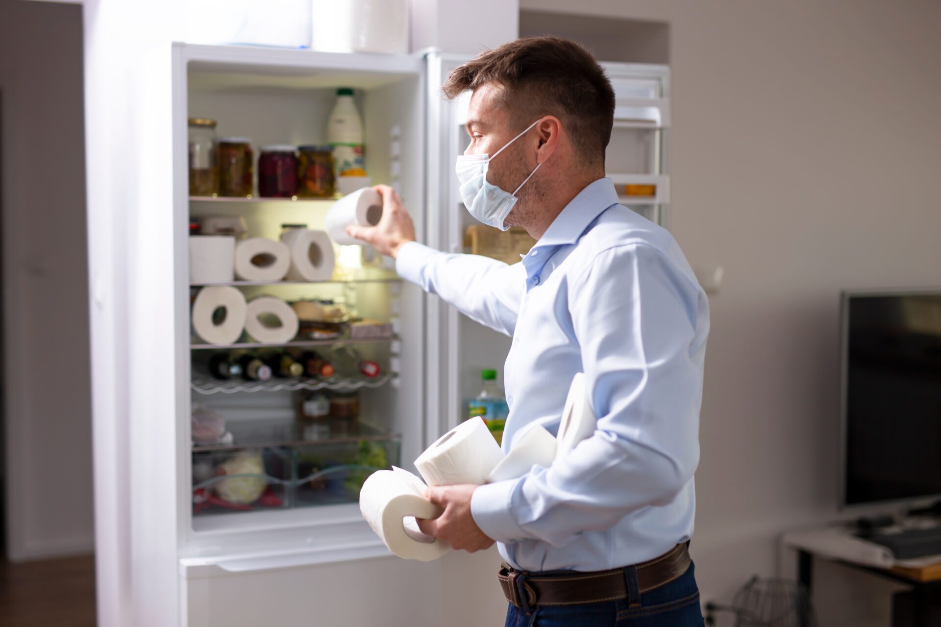 Many aids help to neutralise odours in the fridge. But toilet paper is one of the best.
