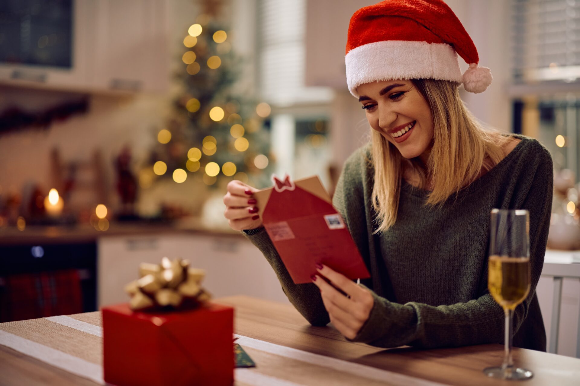 Christmas cards can take different forms. Either it is a classic postcard or a card sent in an envelope.