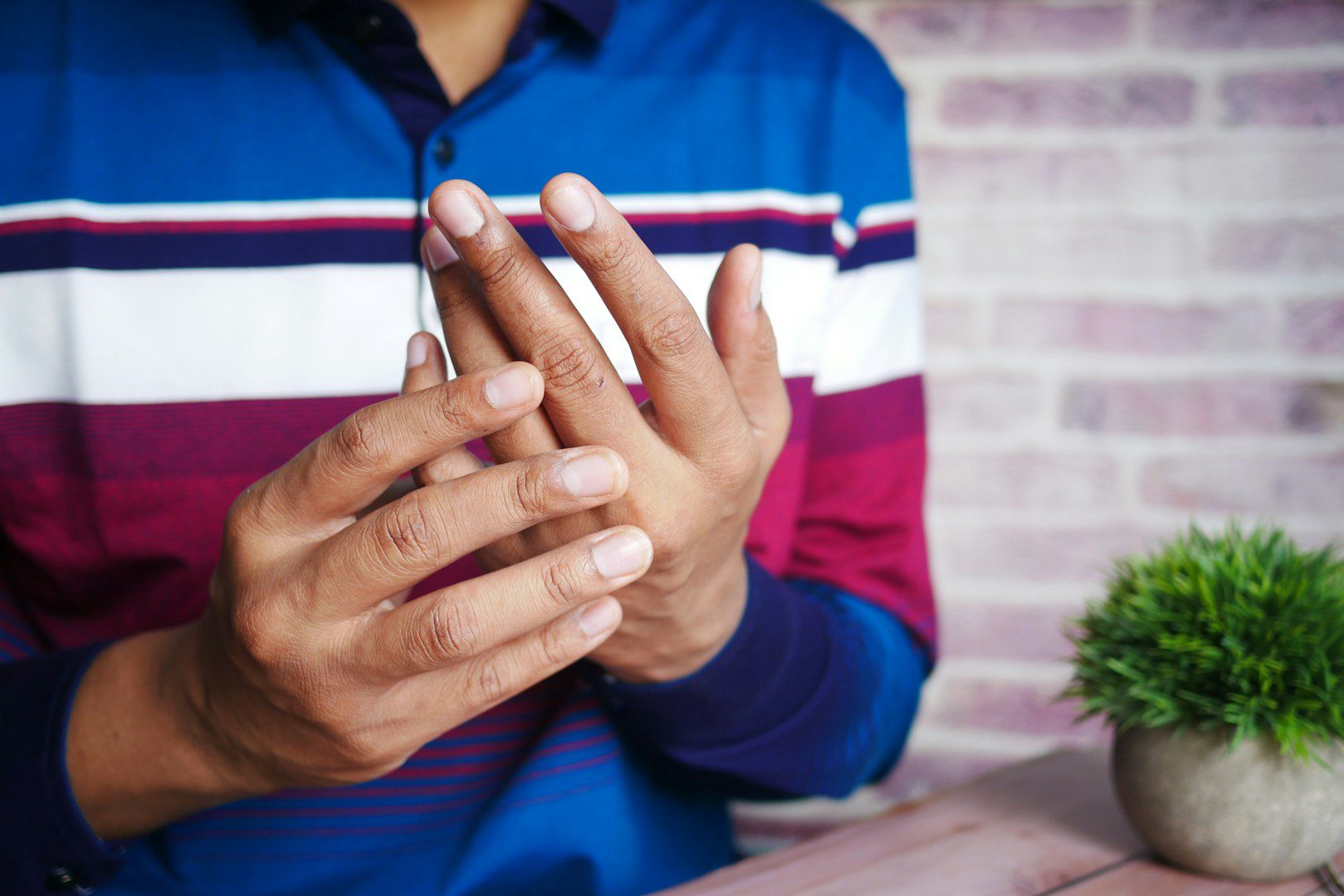 Cramps can affect the hands, feet, but also the jaw. They attack all parts of the body, especially when it is cold outside.