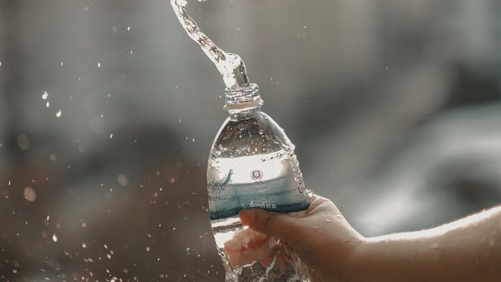 Bottled water has advantages over tap water, according to many people. But the truth is that it also causes us to consume a significant amount of plastic microparticles.