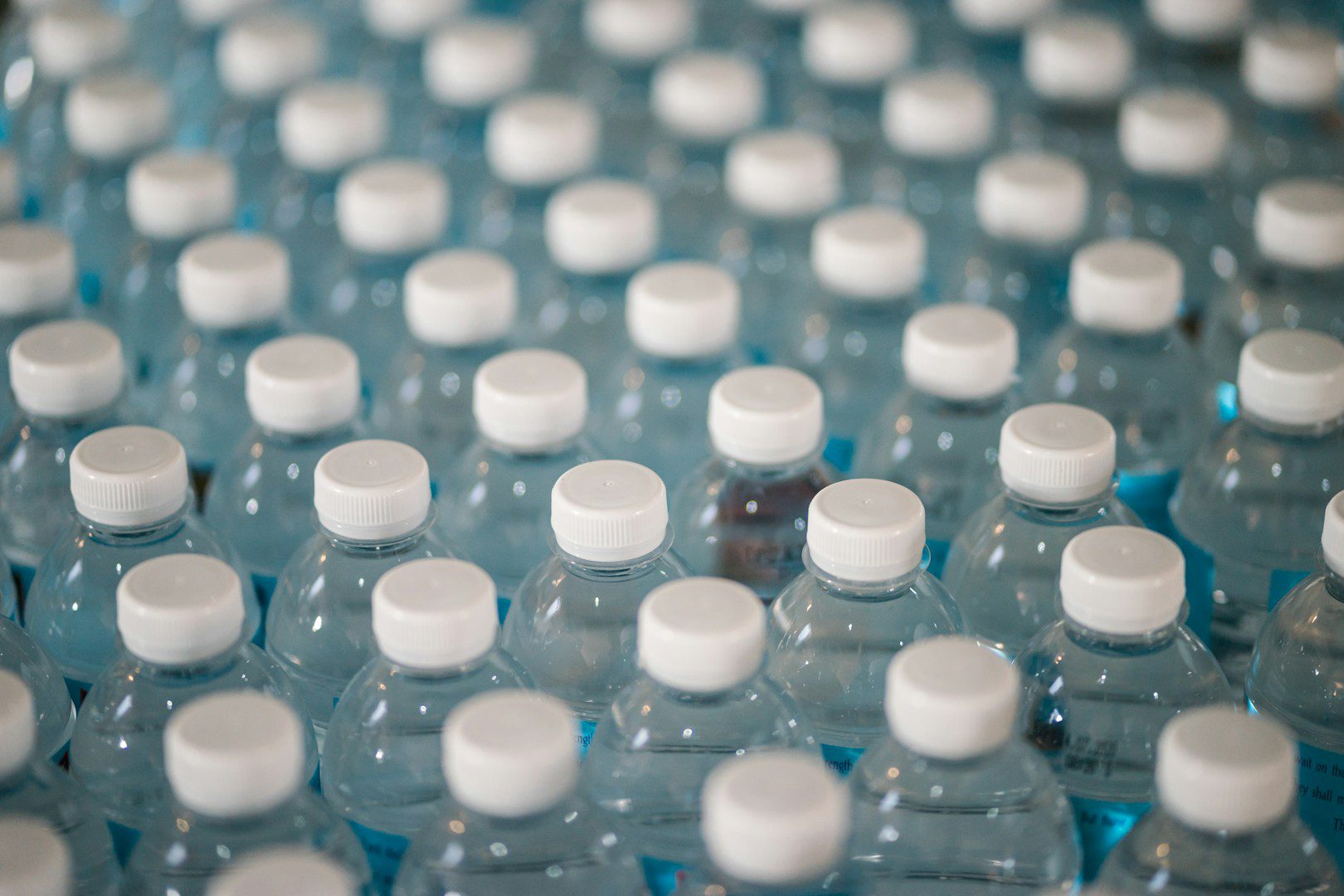 Is bottled water or tap water better? Both have their advantages and disadvantages, but bottled water with micro-particles is dangerous to human health.