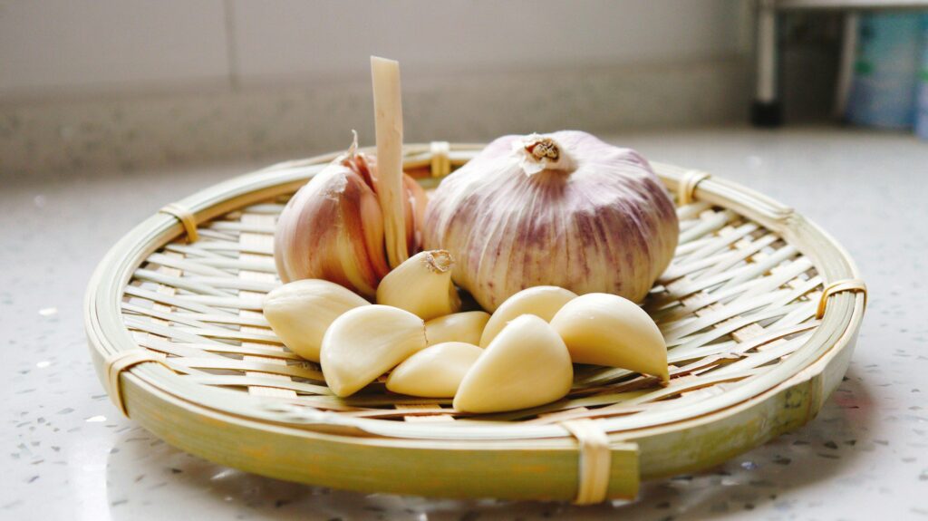 Garlic is a healthy food that we should all have at home. But it often goes bad before we can use it. What to do?