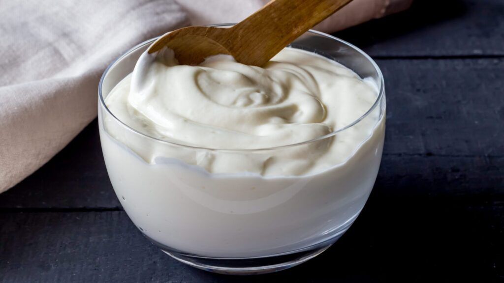 The additive E407 can cause inflammation. Yet it is commonly added to desserts and dairy products.