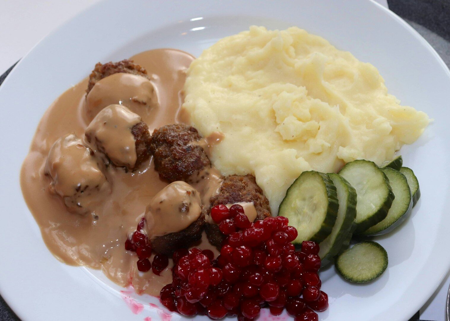 Mashed potatoes go well with many dishes. The more delicate it is, the less it disturbs the texture of the dish and is rather its pleasant complement.