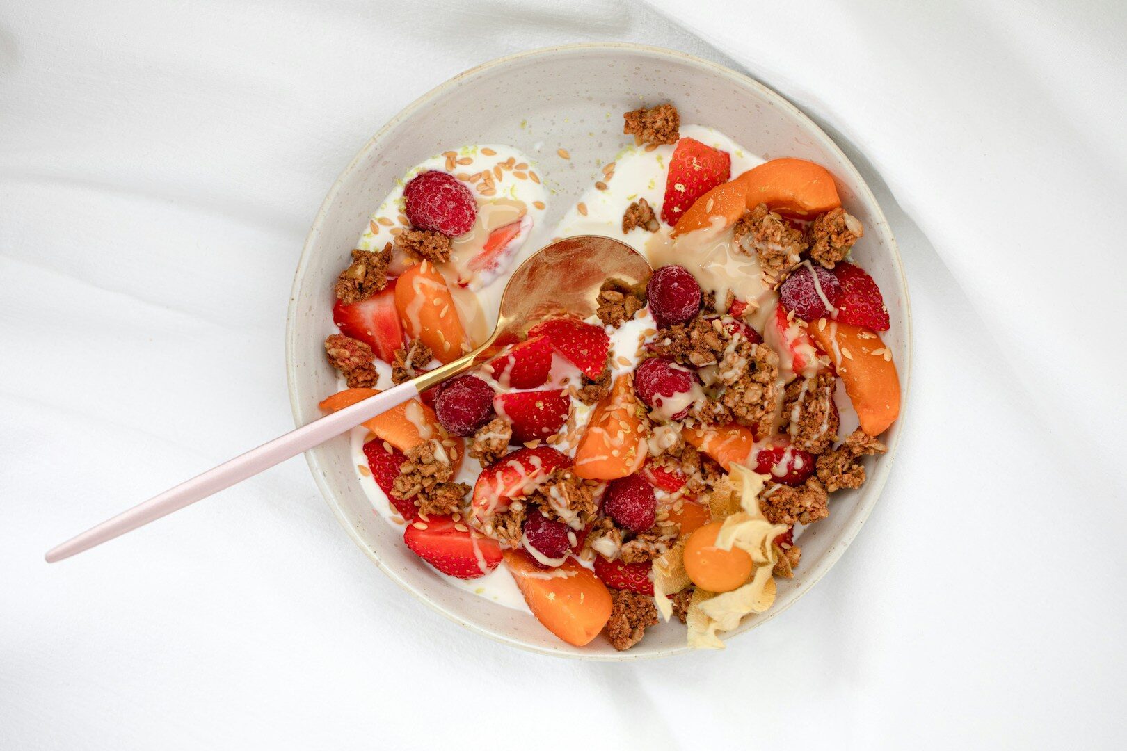 The combination of oatmeal and flaxseed doesn't have to be a good choice only with yogurt and fruit. You can also add them to a glass of water.