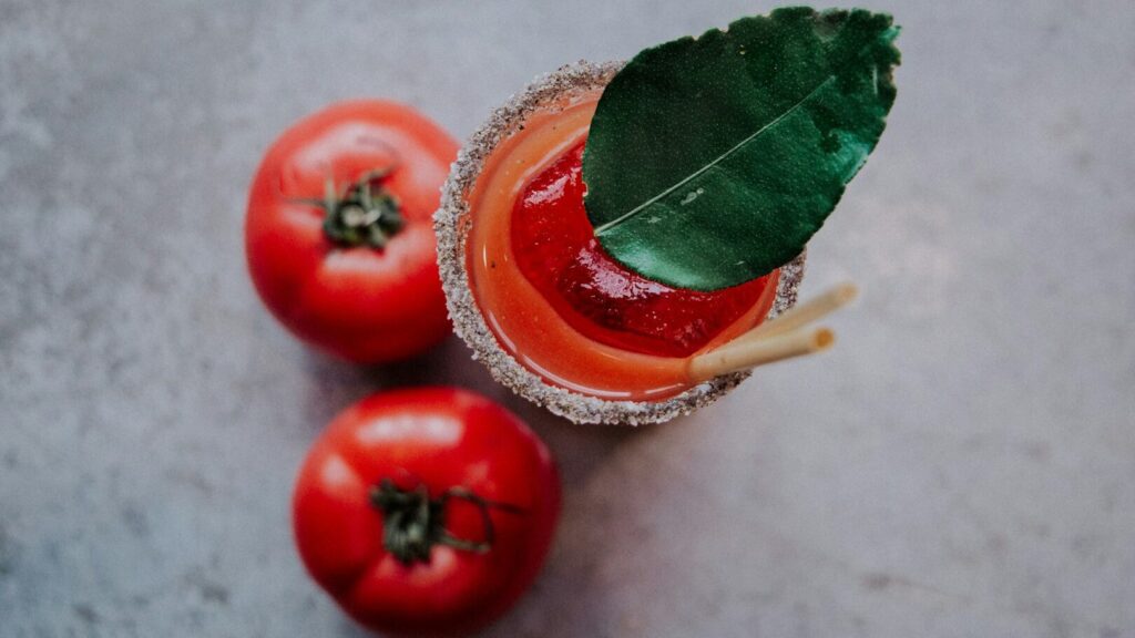 Tomato juice is not a very popular drink. But many people enjoy it on the plane. And the reasons are scientifically explained.