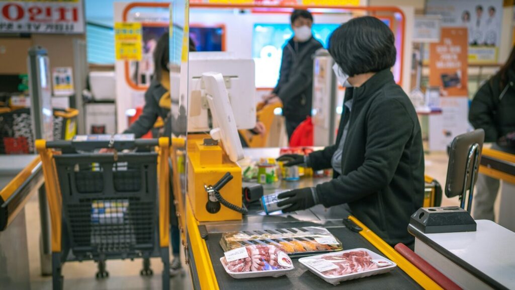 Working in shops is not easy, people often make it as difficult as they can for cashiers.