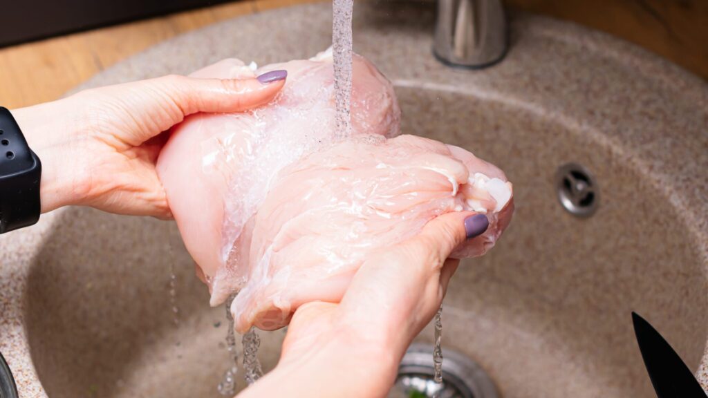 You may think that rinsing the meat before preparing it is the right step. But you're wrong, you're just asking for trouble.