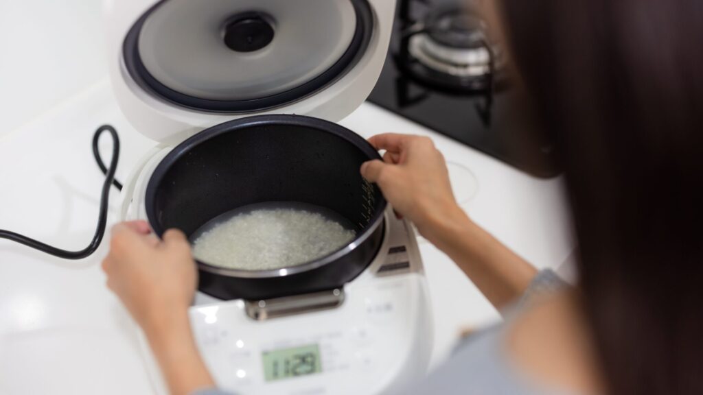 Tired of boring dry rice: buy a rice cooker and add these ingredients