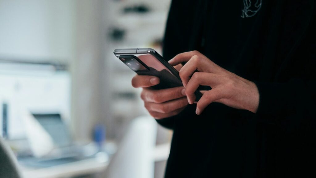 At first glance, you might not notice it, but each of us might hold a mobile phone a little differently. Are you in the same category as your friends?