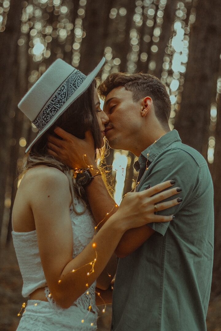 A lot of people are afraid of the kiss. Yet it is an act that should express pure positive emotions. If you prepare properly before the meeting, you won't fail.