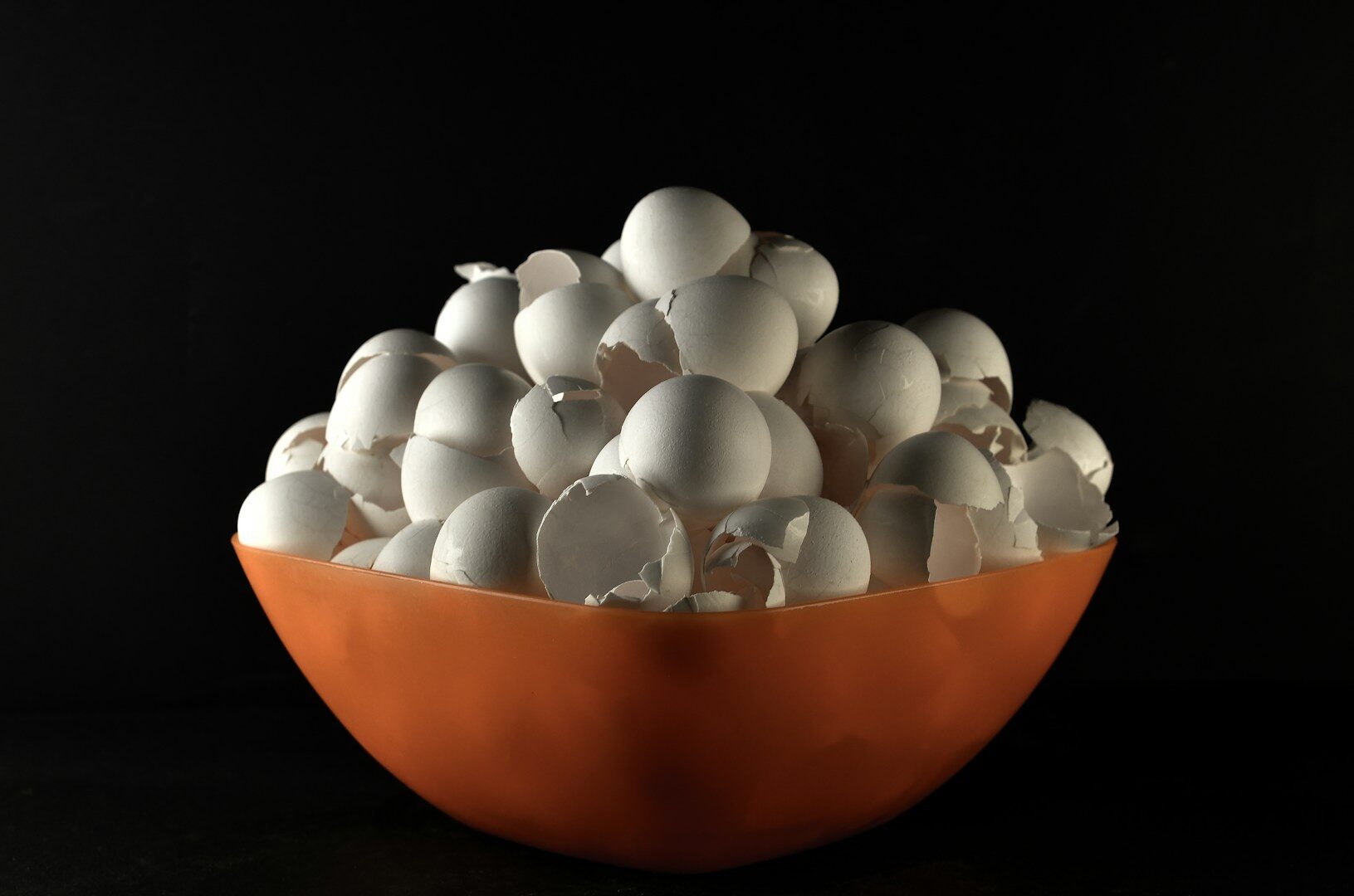 Some people include eggshells in their diet. And while this may have health benefits, experts also warn of the risks.