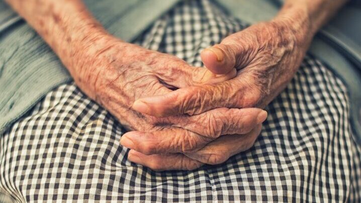 Very few people in the world live to be 100. What exactly distinguishes these people from other old people who die in their 80s or 90s?
