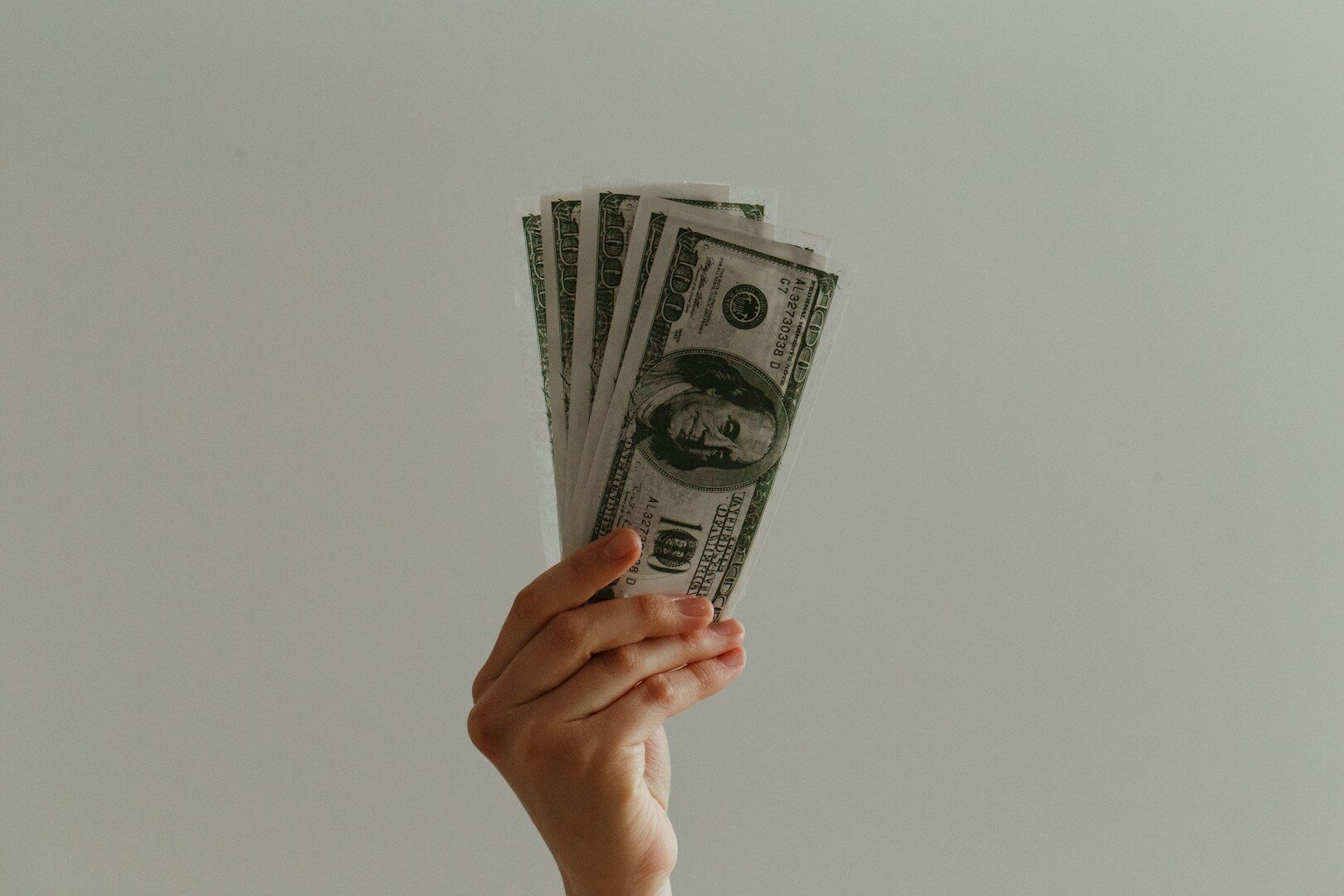 Today we usually have large sums of money in bank accounts. However, according to some authorities, it is not a bad idea to have a larger amount of cash as well.
