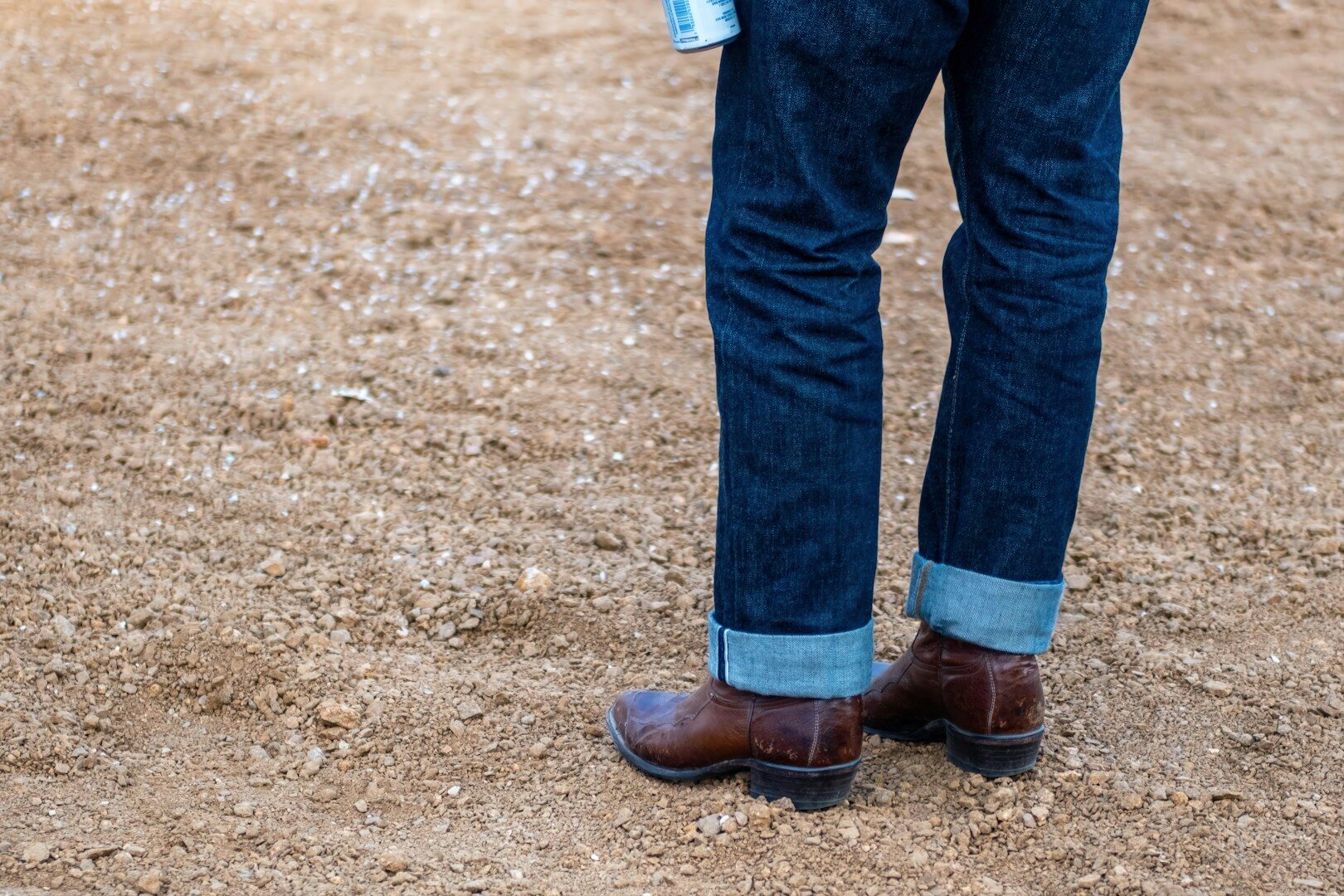 Rolled-up jeans are trendy not only when going out with friends or in the city, but also in a meeting or a meeting.
